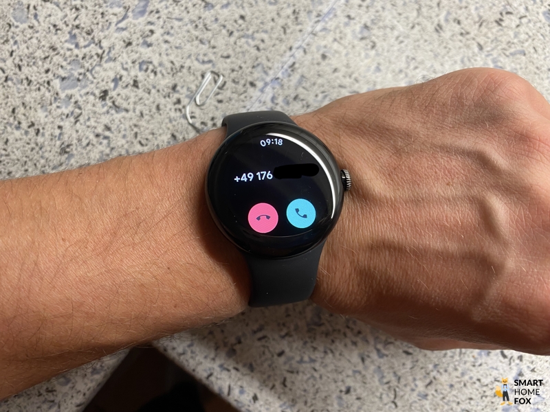 Man sieht einen eingehenden Anruf auf der Google Pixel Watch.